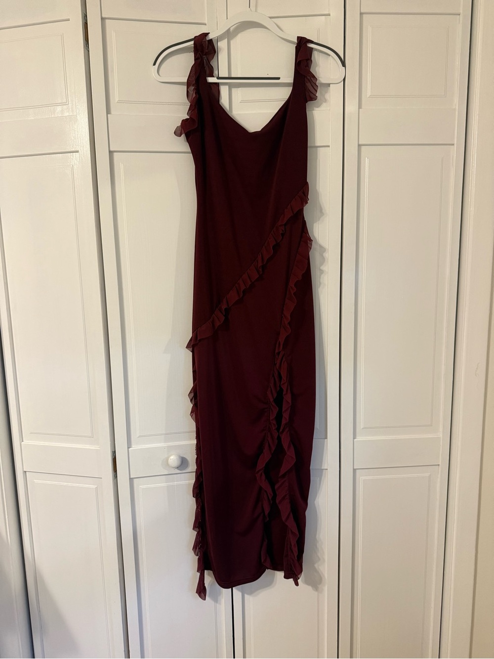 Women's Ruffle-Trim Burgundy Sleeveless Dress Wedding Guest Dress NEVER WORN